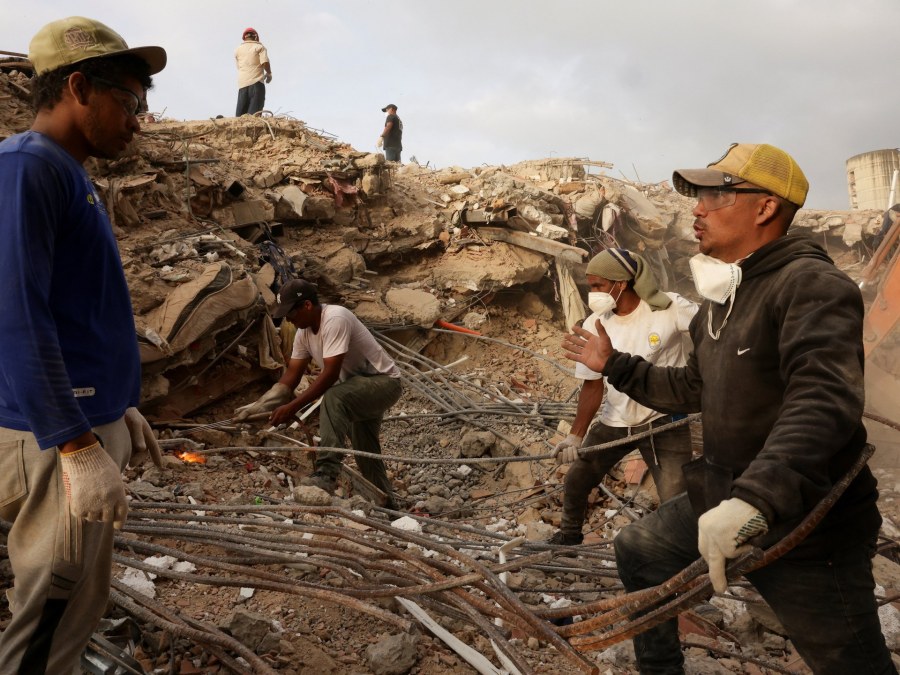 Venezuelan Families Persist Amid Search for Earthquake Victims